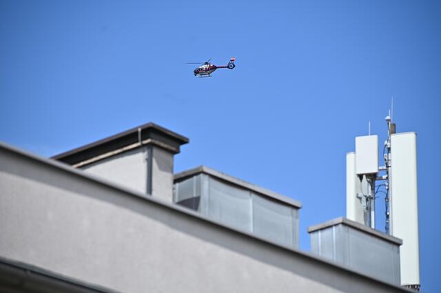 Per Polizeigroßaufgebot samt Hubschrauber wurde nach einer aus dem NeuromedCampus abgängigen Person gesucht. Sie befand sich auf den Gleisen im Bereich des Linzer Hauptbahnhofs. | Foto: BRS/Baumgartner