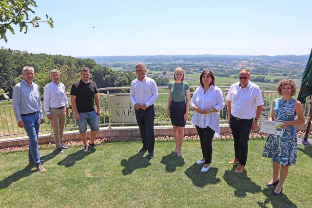 Staatssekretär Magnus Brunner (4.v.l.) war am Weingut Kapper in Brunn zu Gast. | Foto: ÖVP Südoststeiermark