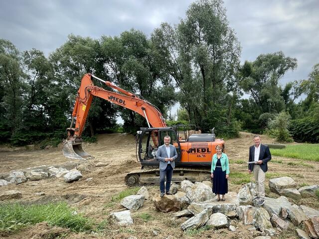 An der Hochwasserschutzbaustelle in Deutsch Kaltenbrunn: Baulandesrat Heinrich Dorner, Bgm. Andrea Reichl, LAbg. Ewald Schnecker (von links). | Foto: SPÖ