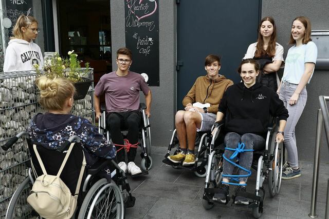Schüler der 7B-Klasse probierten aus, wie es ist, wenn man seine Beine nicht mehr bewergen kann und auf den Rollstuhl angewiesen ist. | Foto: Foto: Reiter