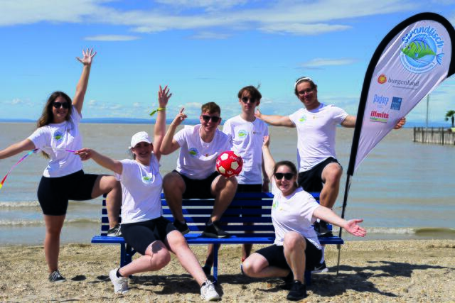 Die "Strandfische" – Schüler des Pannoneum Neusiedl – laden zu vielfältigen Animationsprogrammen in die Seebäder Podersdorf, Illmitz und Neusiedl. | Foto: Burgenland Tourismus / Fischer