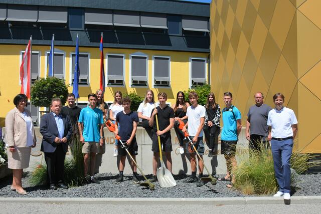 Vizebürgermeister Andrea Wiesmüller, Bürgermeister Franz Mold, Erik Konschill, Nicolas Neumeister, Melanie Hofbauer, Katrin Friedl, Stefan Katzenschlager, Fiona Reiter, Nicolas Führer, Julia Pachner, Philip Almeder, Anna Hahn, Julian Koppensteiner, Bauhofleiter Josef Zottl und Stadtamtsdirektor Hermann Neumeister (v.l.) | Foto: Stadtgemeinde Zwettl