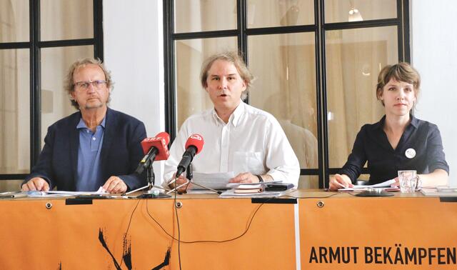 Norbert Krammer, Martin Schenk und Barbara Bühler von der Armutskonferenz weisen auf menschenunwürdige Umstände in Österreich hin. | Foto: Franziska Marhold