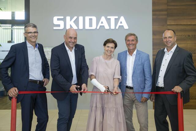 Im Bild zu sehen sind (von links): Florian Schneeberger, Joachim Maislinger, Brigitta Pallauf, Manfred Pammer, Michael Gradnitzer bei der Eröffnung des neuen Software Lab der Firma Skidata in Wals Siezenheim.