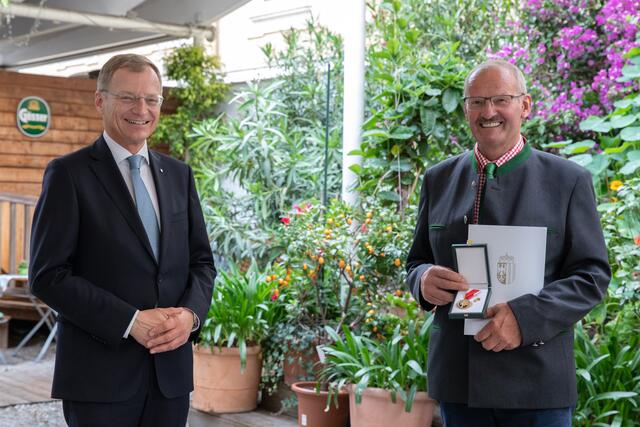 Josef Gassner, links, erhielt aus den Händen von Landeshauptmann Thomas Stelzer die Verdienstmedaille des Landes OÖ.  | Foto: Land OÖ Vanessa Ehrengruber
