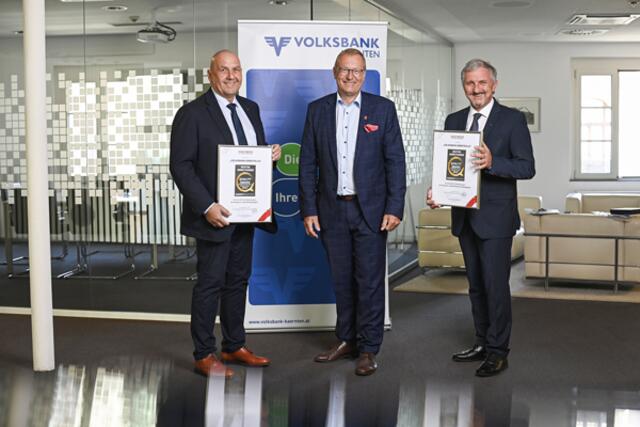 VDir. Johannes Jelenik (l.), VDir. Mag. Alfred
Holzer (r.),  nahmen mit Stolz die Quality Awards von Prof. Dr. Werner
Beutelmeyer, Geschäftsführer Market Institut (mitte), entgegen.  | Foto: Helge Bauer