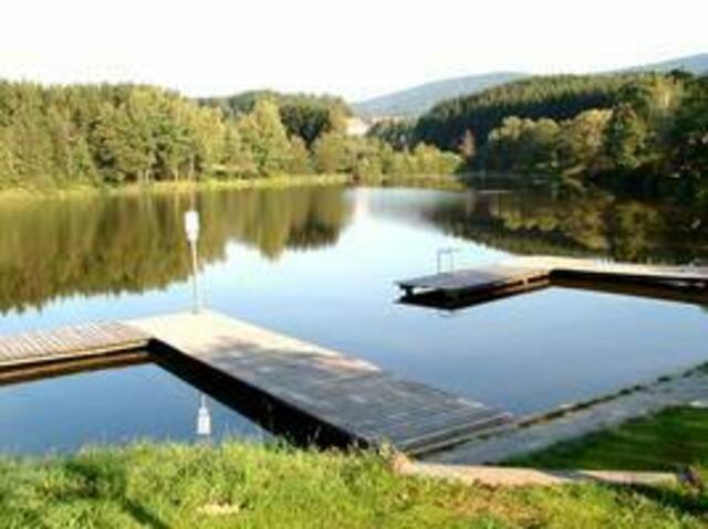 Liegewiesen und Steganlagen beim Badesee am Campingplatz Klaffer im Bezirk Rohrbach.  | Foto: Ewald Taibon