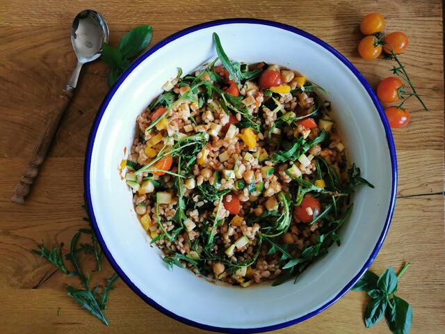 Dinkelreissalat mit einem Dressing aus getrockneten Tomaten | Foto: Katrin Ebetshuber