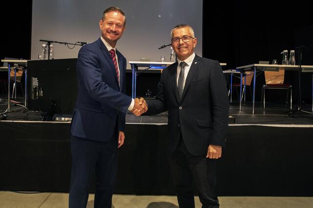 Angelobung per Handschlag: Der neue Stadtrat Dominik Ortmann und Bürgermeister Rudolf Scharinger. | Foto: Stadtamt Traun