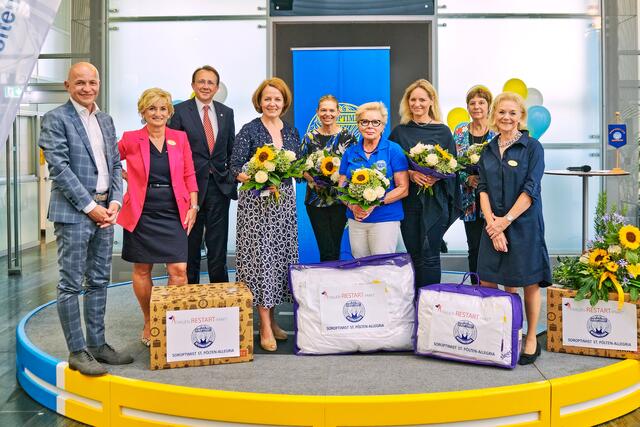 Martin Lackner GF XXXLutz, Susanna Fink Moderation, Bgm. Stadler, LR Teschl-Hofmeister, SI Unionspräsidentin Eliette Thurn, SI Club Stockerau Präs. Maria Huemer, GR Susanne Binder-Novak, Doris Hawel Sparkasse, SI Präs. Eva Hahn | Foto: Soroptimist Club St. Pölten Allegria