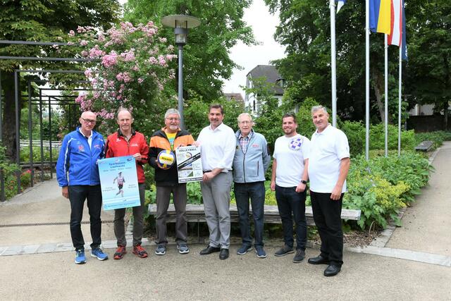 Leo Schauppenlehner, Wolfgang Schorn, Gottfried Winkelhofer, Bürgermeister Werner Krammer, Karl Grill Pirmin Schwarenthorer und Sportstadtrat Peter Engelbrechtsmüller. | Foto: Stadt Waidhofen