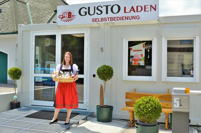 Seit Dezember letzten Jahres bietet Nadine Staudinger in ihrem „Gusto Laden“ Regionales wie Milch- und Fleischprodukte, Brot, Honig, Tees, Gewürze, Eier sowie Säfte und Weine in Bio-Qualität und Selbstbedienung an. | Foto: Staudinger