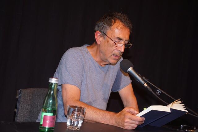 Im Kulturlokal VOI in St. Martin stellte der Musiker Hubert von Goisern unter seinem bürgerlichen Namen Hubert Achleitner seinen Debütroman „flüchtig“ vor.  | Foto: Helmut Eder