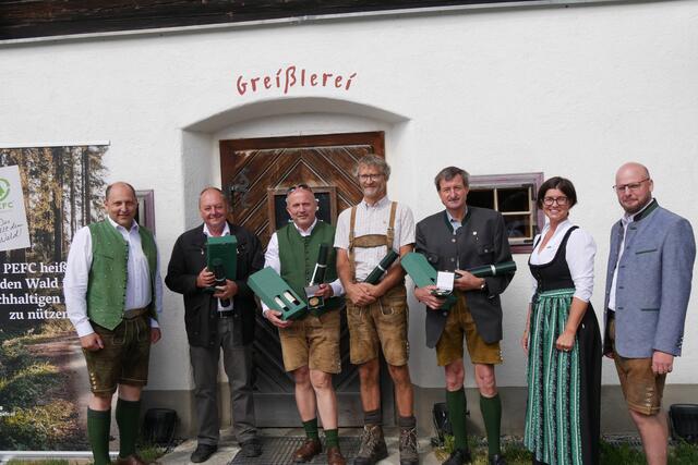Kammerobmann Sepp Wumbauer mit Johann Strommer (WWG Weiz Süd), Hubert Klammler (WWG Almenland), Josef Friesenbichler (WWG Fischbacher Alpen), Karl Loder (WWG Mitterdorf), Bezirksbäuerin Ursula Reiter und Kammerobmann Stv. Rupert Hütter (v.l.). | Foto: Waldverband Weiz