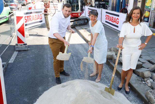 Beim Spatenstich am Gersthofer Platzl: Johannes Mühlbacher (Neos), Silvia Nossek (Grüne) und Ulli Sima (SPÖ).   | Foto: PID/Christian Fürthner
