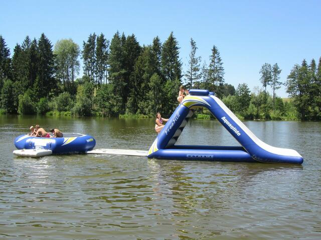 Wasserrutsche und Wassertrampolin am Campingplatz Klaffer im Bezirk Rohrbach. | Foto: Ewald Taibon