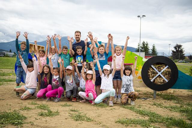 Formel1-Pilot Sebastian Vettel mit den Schülern der Volksschule Frohnleiten und ihrem gemeinsam errichteten Bienenhotel in Zeltweg. | Foto: Lucas nPrip