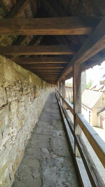 Entlang der Burgmauer von Rothenburg ob der Tauber durch die Stadt | Foto: Aina Geber