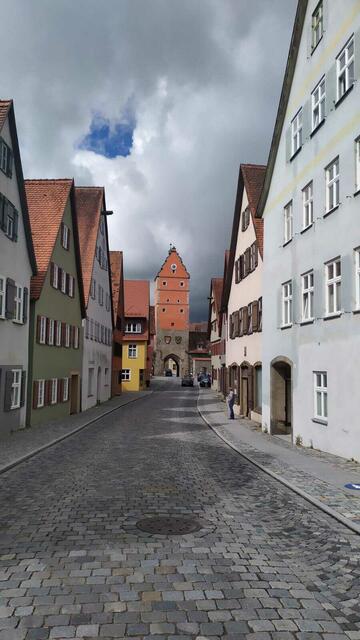 Die Große Kreisstadt Dinkelsbühl im Landkreis Ansbach in Mittelfranken ist aufgrund des außergewöhnlich gut erhaltenen spätmittelalterlichen Stadtbildes ein bedeutender Tourismusort an der Romantischen Straße. | Foto: Aina Geber