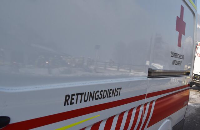 Der Verletzte wurde von der Rettung ins Krankenhaus Tamsweg gebracht. (Symbolfoto)