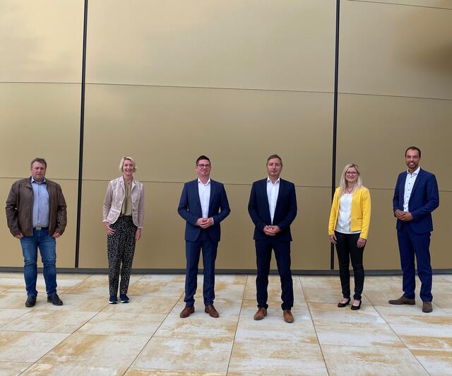 Bezirksparteiobmann Klaus Lindinger (r) gratuliert dem bestätigten Gemeindeparteivorstand der ÖVP Neukirchen Lambach – Christian Plaha, Alexandra Buchendorfer, Bgm. Andreas Obermayr, Vzbgm. Gerold Stöttinger und Magdalena Kristl (v.l.).