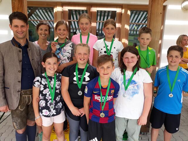 Die Wandermedaillengewinner. Auch Bürgermeister Kössler (li.) gratulierte und die Klassenlehrerin der 4. Stufe, Iris Kaml (hinten links), ebenfalls.  Vorne in der Mitte ist Florian Podlipnig, der die Goldmedaille holte. | Foto: Rosmarie Gfrerer