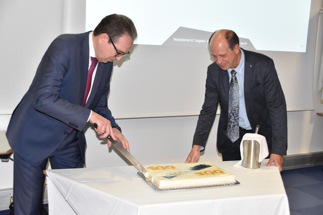 Corona bedingt konnte Plansee das 100. Bestandsjubiläum nicht groß feiern. Bei der Bilanzpressekonferenz schnitten Karlheinz Wex (li) und Wolfgang Köck aber zumindest eine Geburtstagstorte an. | Foto: Reichel