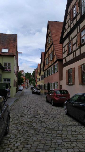 Die ehemalige Reichsstadt Dinkelsbühl im Landkreis Ansbach in Mittelfranken ist aufgrund des außergewöhnlich gut erhaltenen spätmittelalterlichen Stadtbildes ein bedeutender Tourismusort an der Romantischen Straße. | Foto: Aina Geber