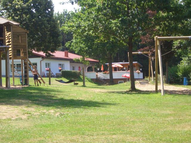 Gemütliches Seerestaurant mit sanitären Einrichtungen und Kinderspielplatz am Campingplatz Klaffer im Bezirk Rohrbach. | Foto: Ewald Taibon