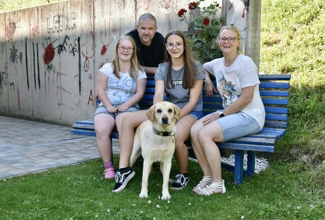 Von links: Laura, Patrick, Lea und Daniela Eichwalder mit Blindenführhund Emmi | Foto: RMK