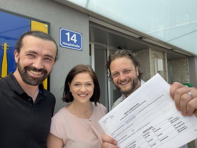 Jürgen Höftberger, Daniela Holzinger und Markus Vogtenhuber (V.l.) vor der Einreichung des Wahlvorschlags. 
 | Foto: Jürgen Höftberger (b!g)
