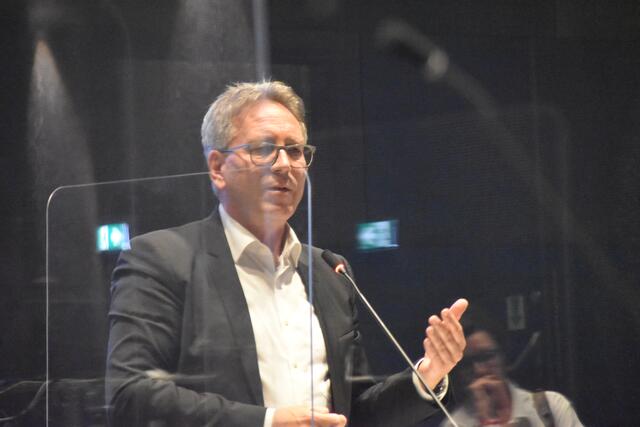 Martin Krumschnabel bezeichnete den vorliegenden Antrag als "halbgar", drückte dennoch seine Zustimmung aus.  | Foto: Barbara Fluckinger