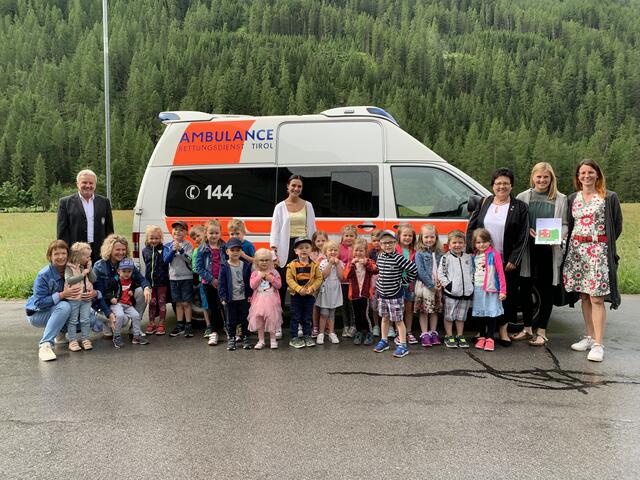 Im Zuge des Erste Hilfe Tages der Deferegger Volksschulen fand die Überreichung des Gütesiegels „Sicherer Kindergarten“ an den Kindergarten St. Jakob statt. | Foto: Schulcluster Defereggental