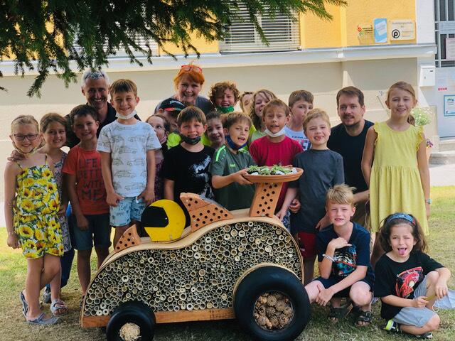 Die Kinder der VS Judendorf-Straßengel haben aus ihrem Entwurf sogleich ein eigenen "Luxushotel" für Bienen und Insekten gebaut. | Foto: WOCHE