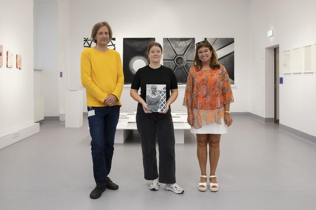 Von links: Kunstuni-Vizerektor Frank Louis, Preisträgerin Aurelia Semperboni und  Stifterin Christa Zihlmann-Prameshuber | Foto: Jürgen Grünwald