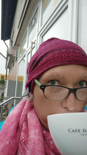 Die Corona-Maßnahmen unterscheiden sich zu den heimischen - jetzt gibt es trotz zweiter Impfung einen Kaffee im Regen weil ein Test fehlt. | Foto: Aina Geber