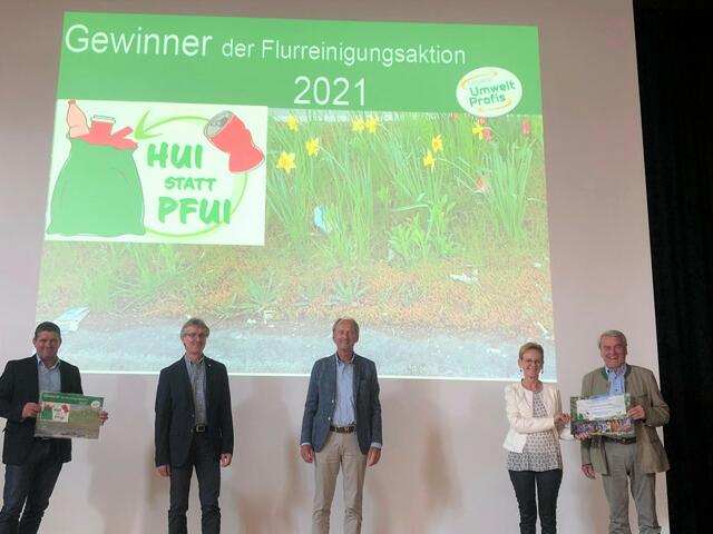 Bgm. Redleiten Michael Altmann, BAV Verbandssekretär Karl-Heinz Zeitlinger, BAV Vorsitzender Herbert Brunsteiner, Direktorin der Sportmittelschule Schwanenstadt Erika Fehringer und Bgm. Schwanenstadt Karl Staudinger (v.l.). | Foto: BAV VB