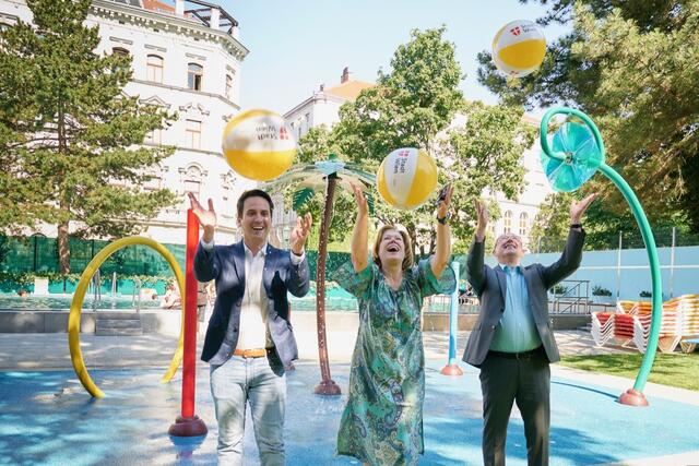 Bei der Eröffnung hatten Stadtrat Christoph Wiederkehr, Bezirkschefin Ilse Peffer und Hubert Teubenbache von den Wiener Bädern sichtlich Spaß auf dem neuen Wasserspielplatz.  | Foto: Markus Wache