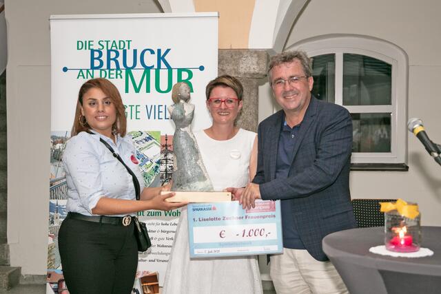 Frauenreferentin Silke Reitbauer-Rieger und Bürgermeister Peter Koch übergaben den Liselotte-Zechner-Preis in Form einer Raku-Skulptur der Künstlerin Herta Weihs an die Preisträgerin Nada Hukmt. | Foto: Stadt Bruck/Monika Mehlmauer