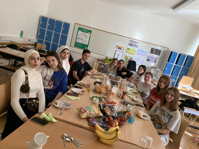 Raianu Altemirova, Selima Tschadachanowa, Tasmina Tschadachanowa, Gabriel Hönickl, Lena Riedl, Khava Subayraeva, Zilan Tekbas, Daria Chernova, Fabienne Baron und Sophia Dürnberger gestalteten den Abschlussbrunc | Foto: HAK