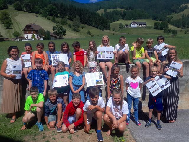Die Schülerinnen und Schüler der VS Lessach mit Lehrerinnen. | Foto: VS Lessach