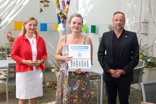Ralf-Wolfgang Lother von JTI Austria, Barbara Klaar (Mitte) vom neunerhaus Kudlichgasse und Ulrike Rabmer-Koller präsentieren die "Wassersparer". | Foto: Katharina Schiffl