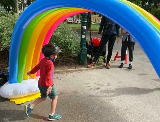 Wasserregenbogen, Pritscheltisch und Seifenblasen gibt es jeden Freitag auf der Wieden. | Foto: BV4