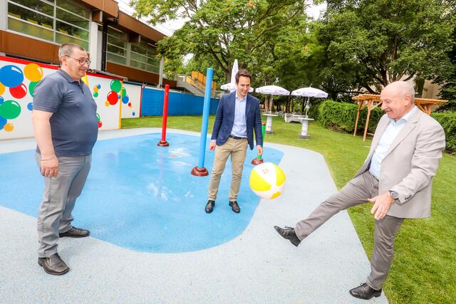 Am neuen Wasserspielplatzes im Brigittenauer Bad (v.l.): Bezirksvorsteher Hannes Derfler, Vizebürgermeister Christoph Wiederkehr und MA 44-Abteilungsleiter Hubert Teubenbacher.