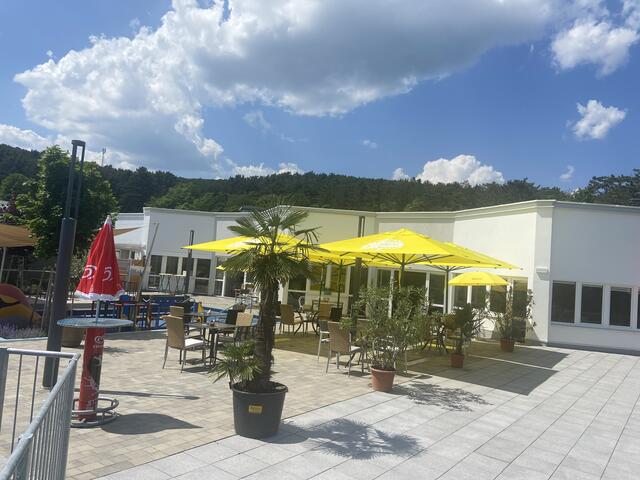 Auf der Terrasse wird beim Sommerfest eifrig getanzt. | Foto: privat