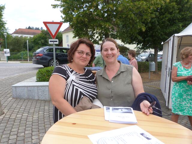 Mirjam Schmidt-Karall und Anikó Davidovic warteten bereits gespannt vor der Kirche auf den Beginn des Konzertes 