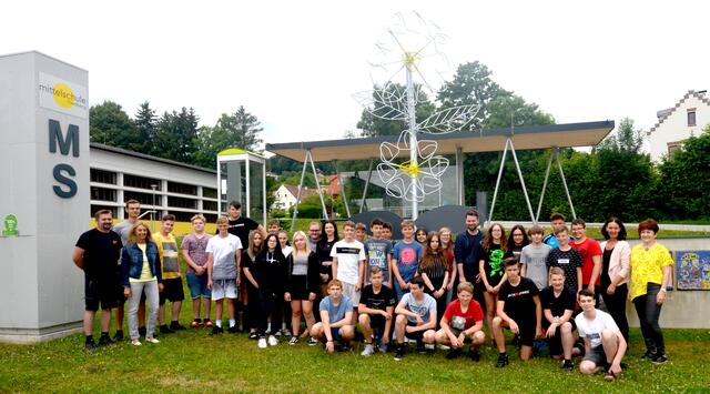 Die Abschlussklassen der MS Friedberg verewigten sich mit einer besonderen Blume. | Foto: MS Friedberg