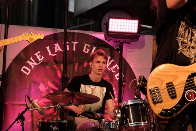 Seit Anfang an mit dabei: Simon Pernegger aus Pettenbach. Er ist der Schlagzeuger der Gruppe "One Last Glance".  | Foto: Peter Meinhart