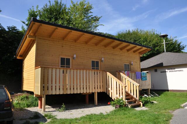 Der Campingplatz in Engelhartszell verfügt über ein Holz-Schlafhaus mit drei Zimmern – zwei davon mit vier Betten (zwei Stockbetten) und eines mit zwei Betten (eines davon ein Stockbett).  | Foto: Wundsam