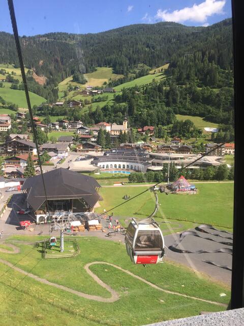 Mit der "Kaiserburgbahn" geht es gemütlich auf die 2100m hoch gelegene Bergstation, von der man ein traumhaftes Panorama in die Bergwelt genießen kann!